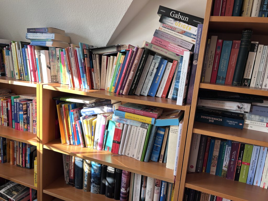 volles Buchregal
