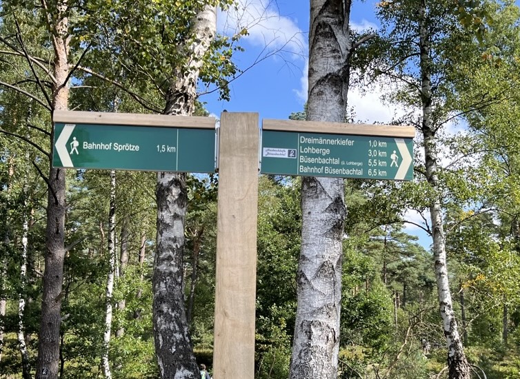 Wanderwegweiser zum Bahnhof Sprötze