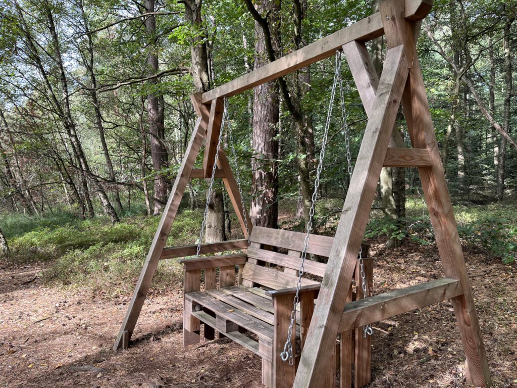 Holz-Bankschaukel am Schlatt