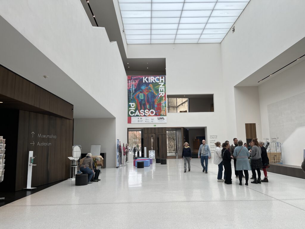 LWL Eingangshalle Ausstellung Kirchner Picasso